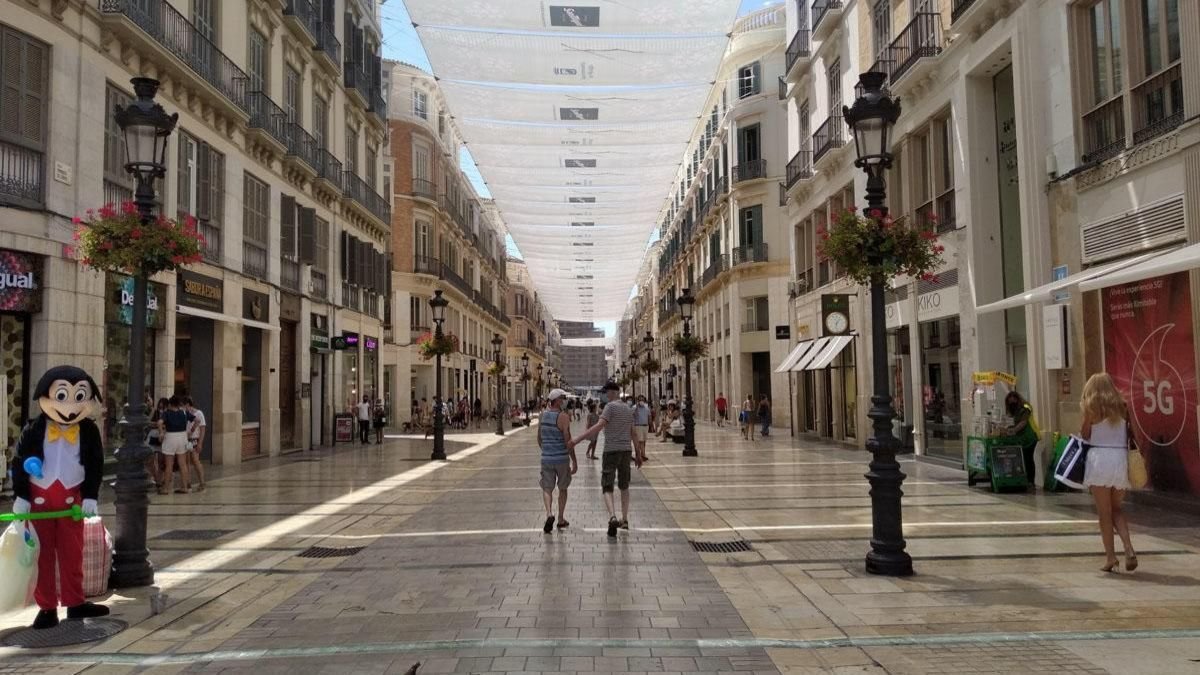 Uso de toldos en las calles de Málaga.