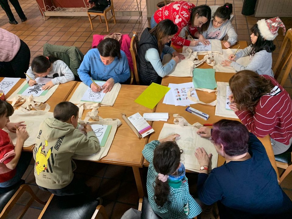 Jóvenes y mayores compartiendo una actividad en el Centro Sociocomunitario de Carballiño.