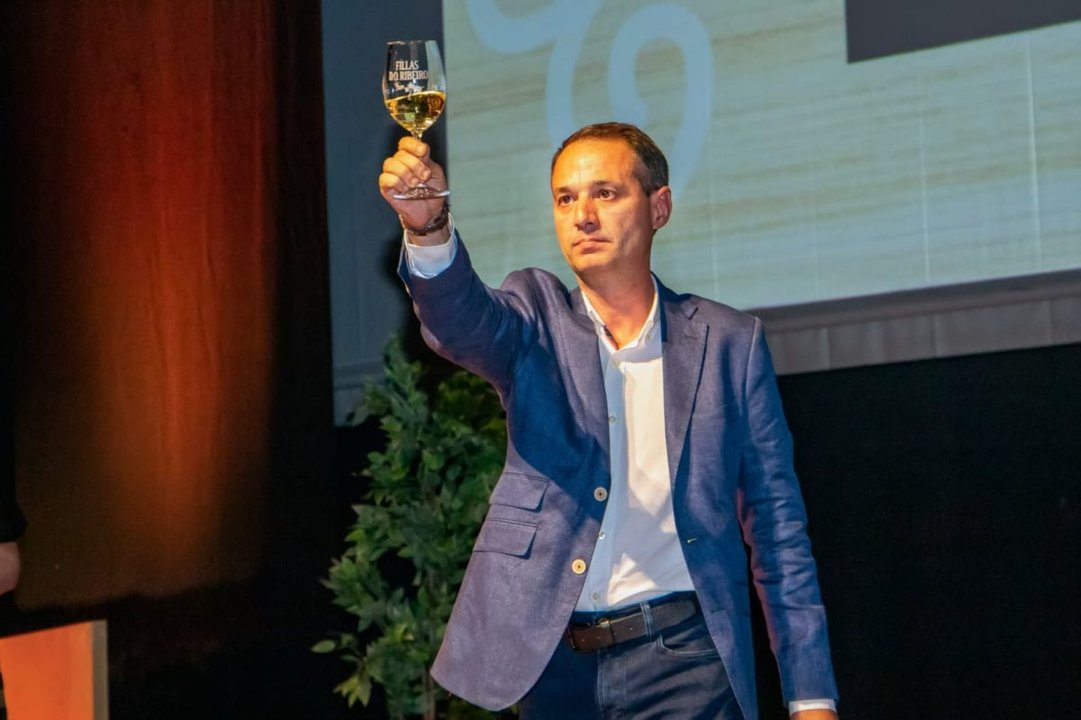 Juan Manuel Casares Gándara exhibe una copa con vino de Ribeiro.