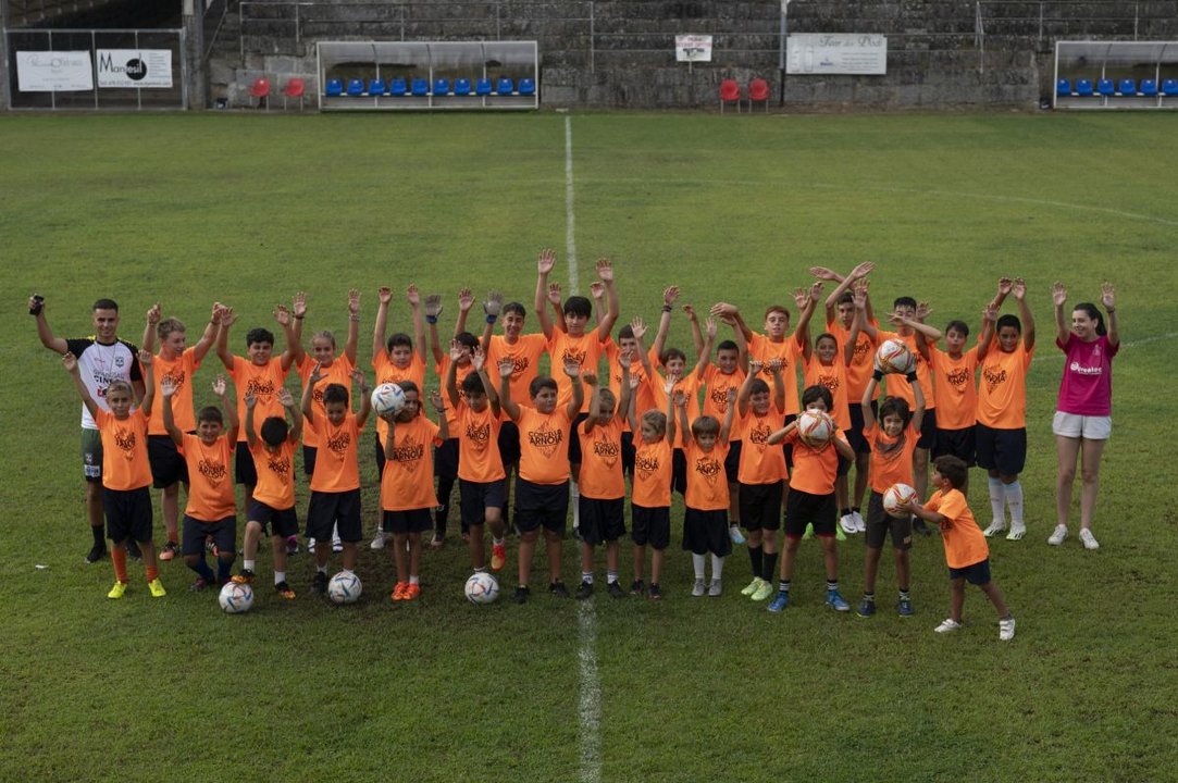 Los jóvenes participantes en el Campus Fútbol Mixto Arnoia, en A Queixeira. MARTIÑO PINAL