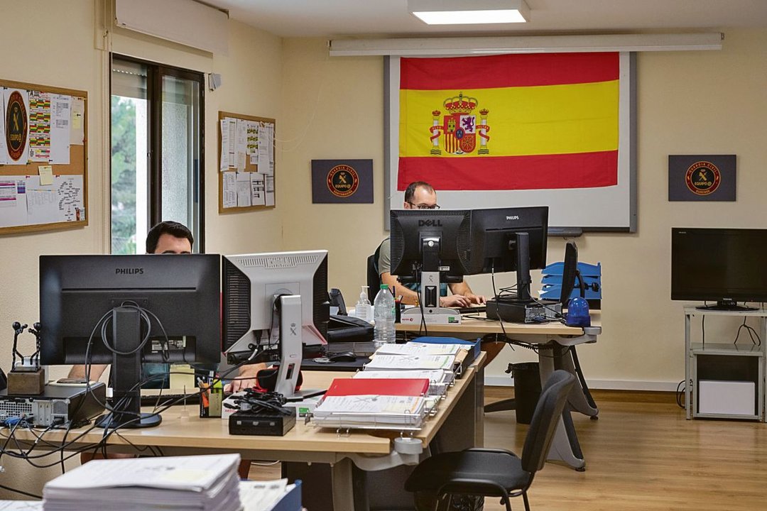 Agentes de los grupos arroba de la Comandancia de la Guardia Civil de Ourense. Foto de archivo.