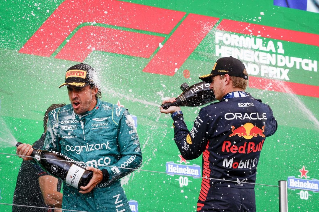 Baño de champán de Fernando Alonso y Max Verstappen en el podio. (REMKO DE WAAL)