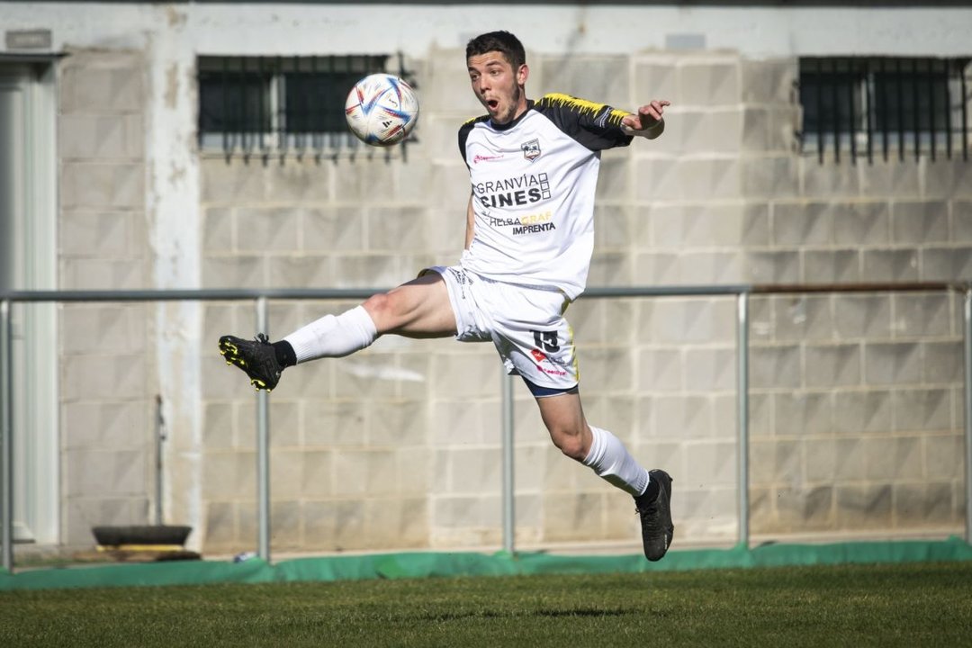 El joven delantero del Atlético Arnoia, Lucas Pérez, intenta controlar un balón aéreo.
