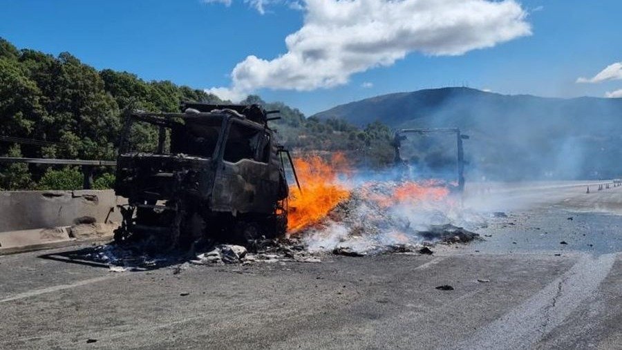 El incendio de un camión fue la causa de las retenciones de este domingo en Ourense, en plena operación retorno.