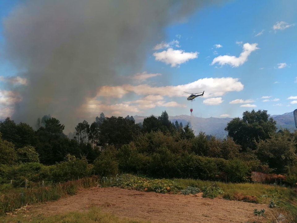 Un helicóptero combatiendo el incendio de Entrimo.
