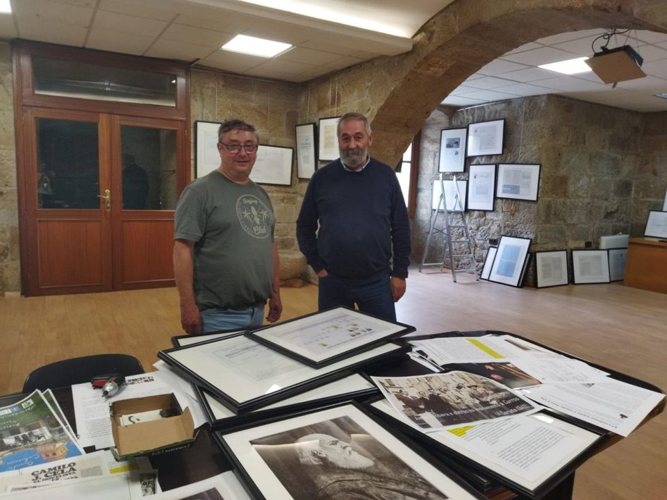 Torcuato Fandila y Antonio Piñeiro en el montaje de la exposición en Celanova.