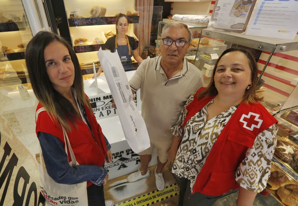 Sandra Iglesias, Rosalía Borrajo (panadera del Forno de Tomás de la calle Samuel Eiján),Tito Palacios (el cliente) y Veronica Peláez.