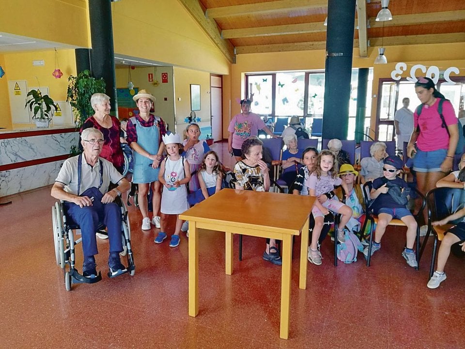 Los pequeños del campamento visitaron la residencia de San Xoán de Río.