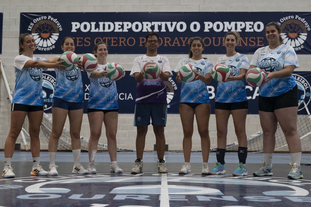 Las jugadoras y el entrenador del Voley Ourense, en O Pompeo.