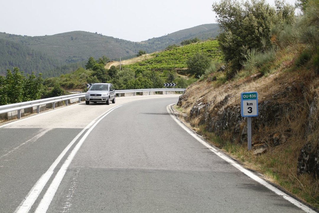 La carretera OU-636, cuyo trazado sigue el de una antigua vía romana.