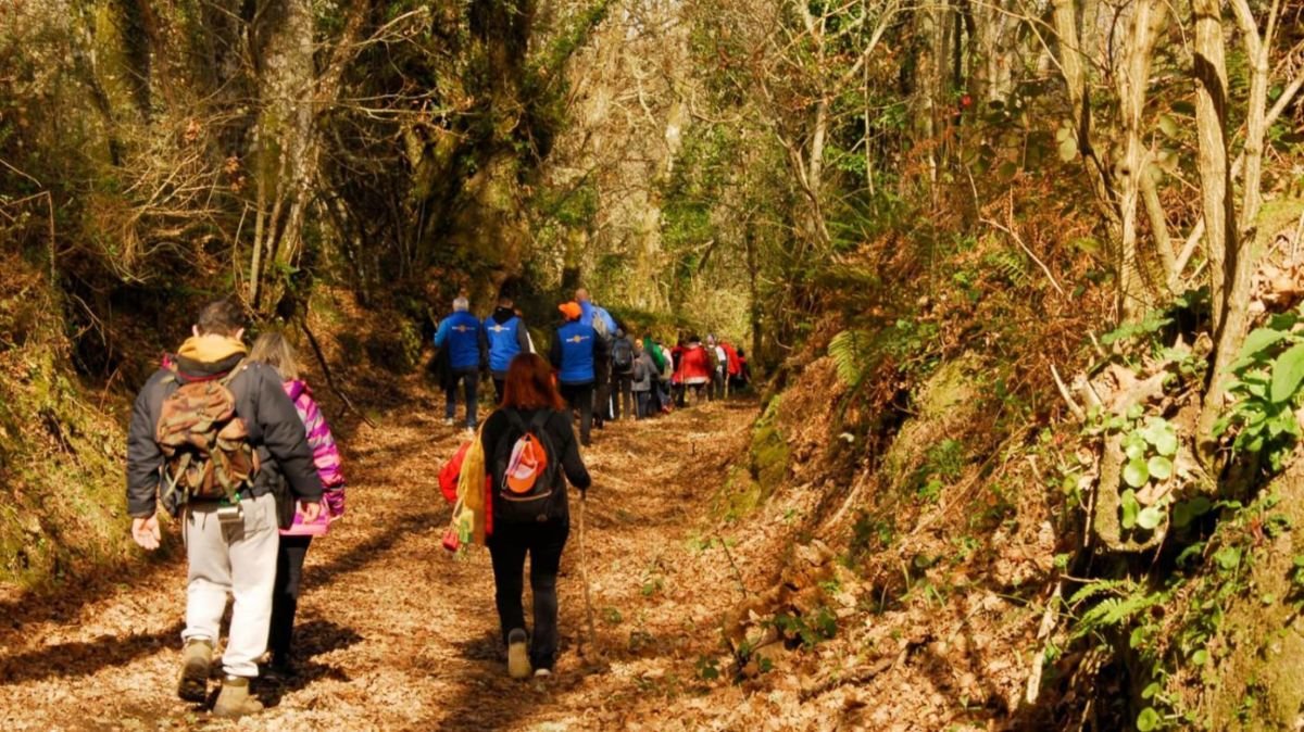 Caminantes en el itinerario de San Rosendo a su paso por la Baixa Limia.