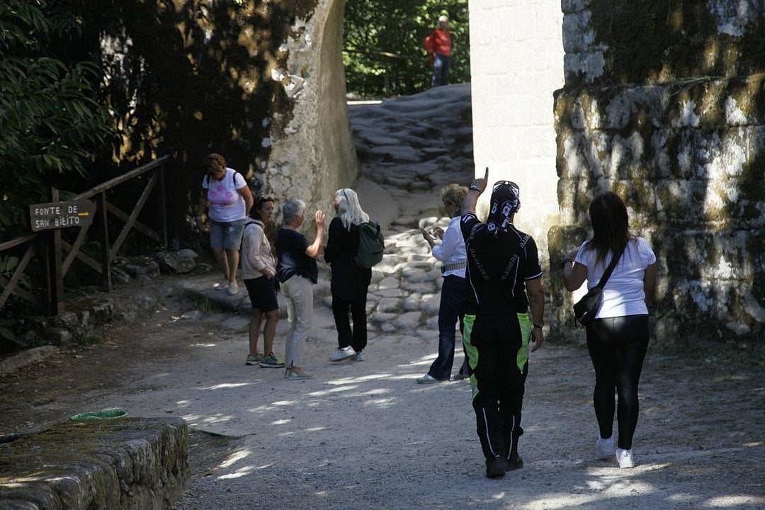 Turistas en el entorno del monasterio de San Pedro de Rocas, ayer por la tarde.