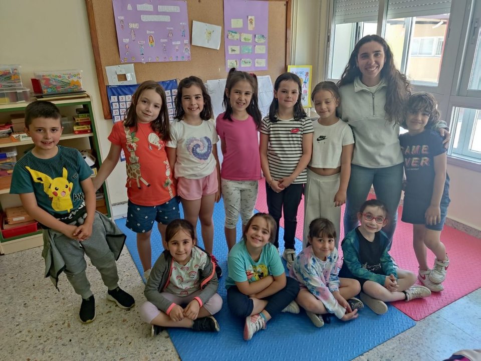 Marina Ayter, junto a los niños de primero de primaria del CPI Virxe da Saleta, en junio.