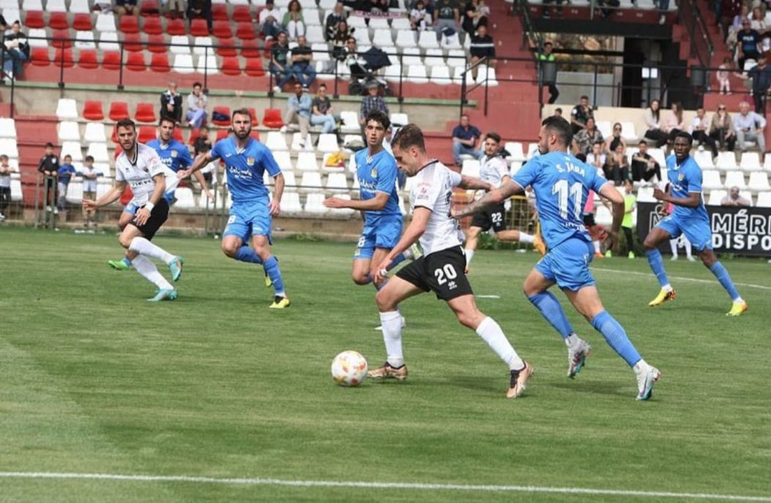 Álvaro Ramón conduce la pelota en un partido con el Mérida la pasada temporada.