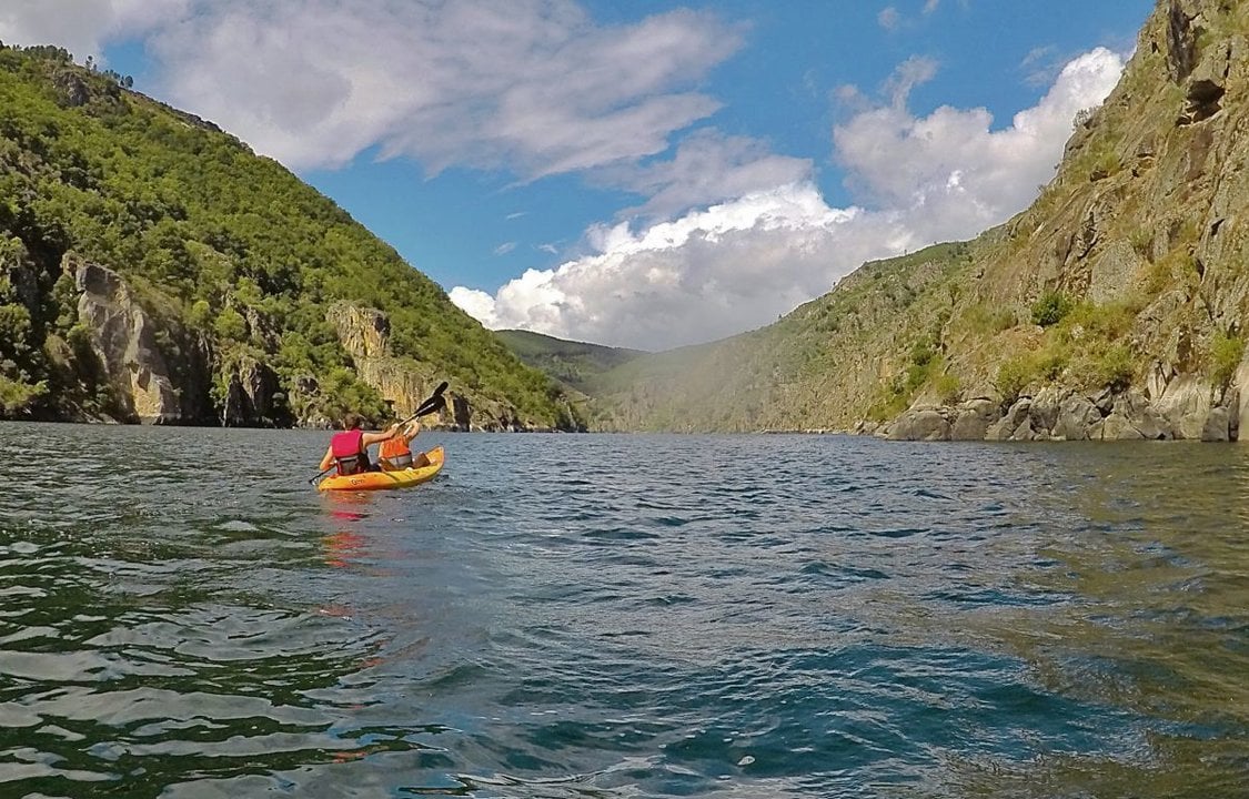 Pareja de turistas practicando kayak en la Ribeira Sacra.