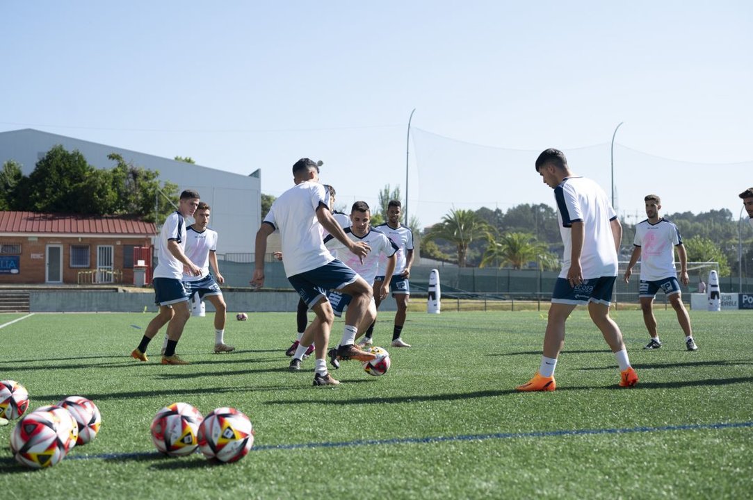 Los jugadores del Ourense CF, se ejercitan durante un entrenamiento en el campo de Oira.