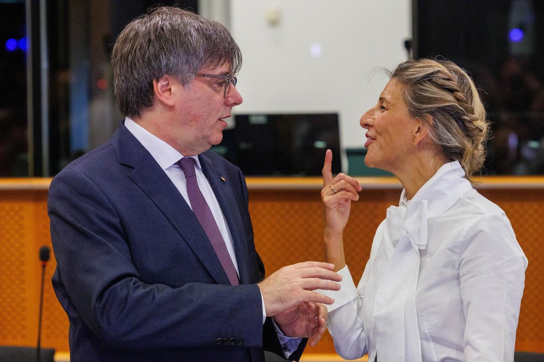 El miembro del Parlamento Europeo Carles Puigdemont (i) y la vicepresidenta de España y líder de Sumar, Yolanda Díaz (d). Foto: EFE.