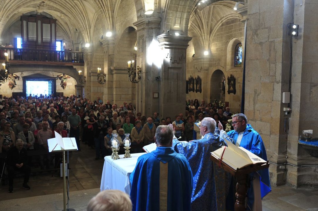 El obispo, Leonardo Lemos, presidió en Os Milagros la misa del Día del Mayor.