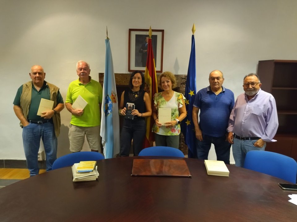 Representaciones del Concello vilamartinés y el IEV en la presentación de los actos.
