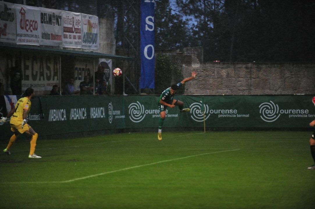 El mediapunta del Arenteiro Pibe consigue 

el primer gol 

de los verdes. JOSÉ PAZ