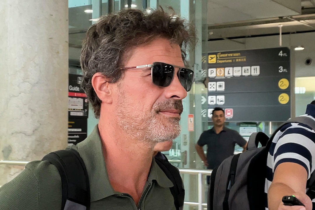El actor español Rodolfo Sancho a su llegada este domingo a Bangkok. Foto: EFE.