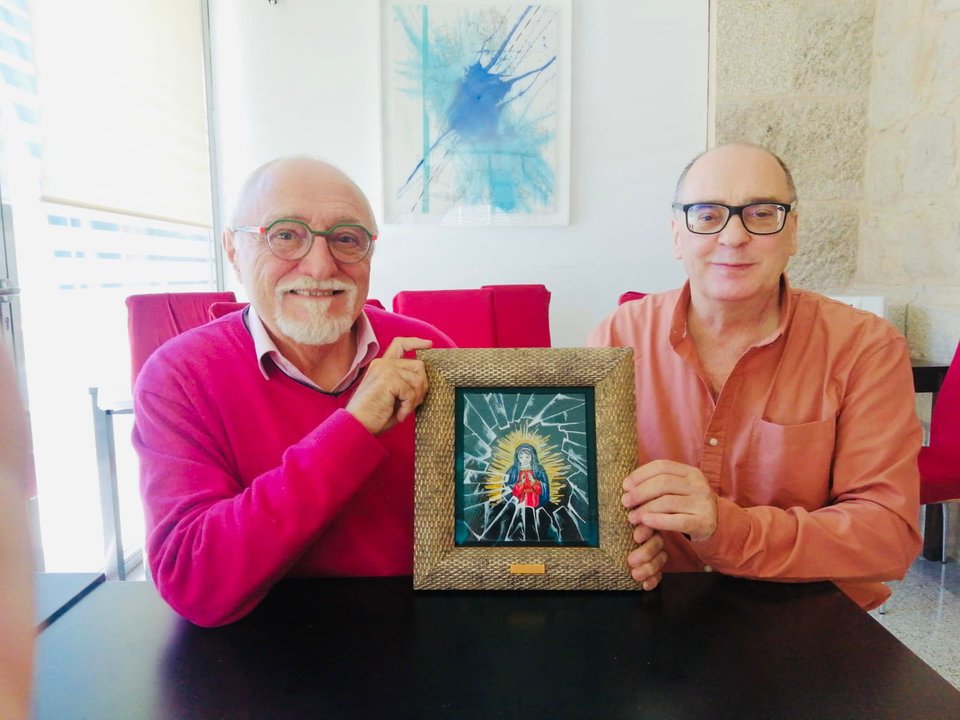 A la izquierda, el artista Moncho Borrajo con su obra, "A Virxe rota".