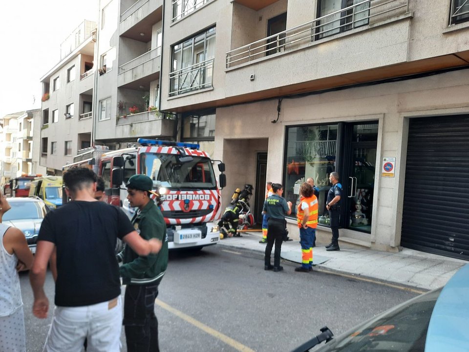 El Grupo Municipal de Emergencias ayudó al único bombero que acudió a un incendio en Carballiño.