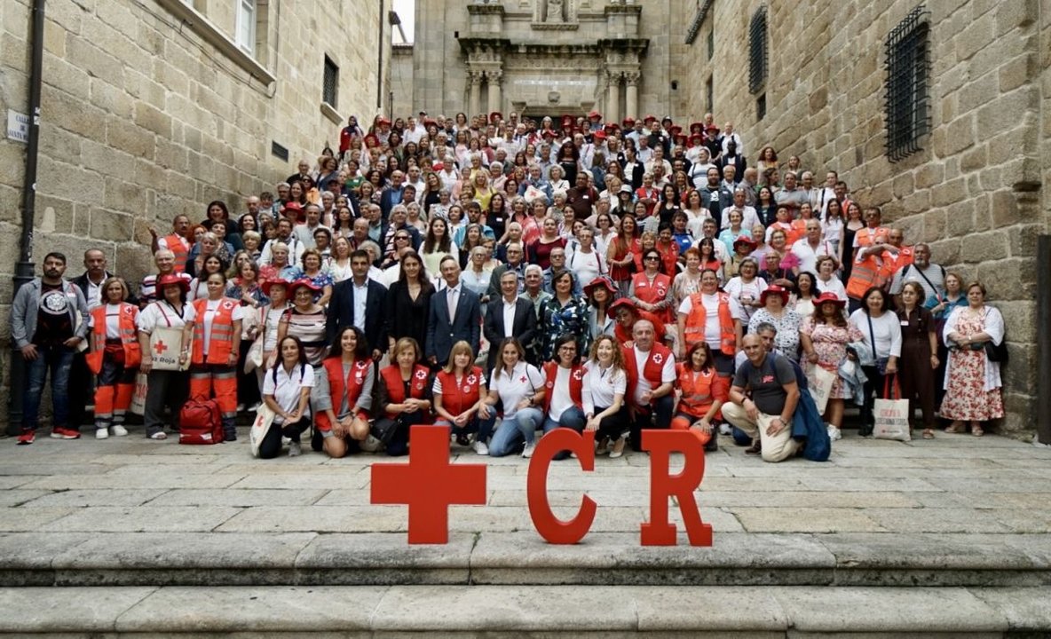 Foto de familia de los participantes en el XXIII Encuentro de Voluntariado de Cruz Roja en Galicia.