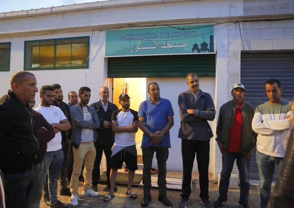 Miembros de la comunidad marroquí de Xinzo frente a la mezquita.