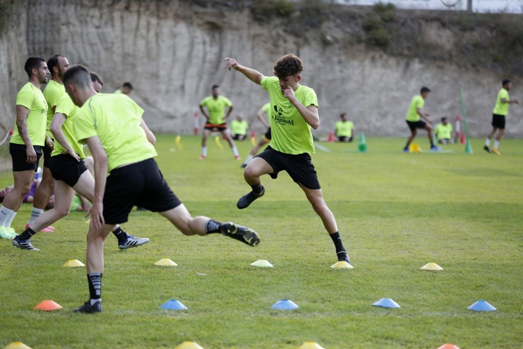 Los jugadores del Atlético Arnoia, en un entrenamiento en A Queixeira.