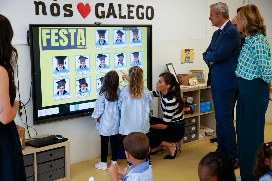 La reina Letizia, con escolares, junto a Rueda y la ministra Alegría ayer en Sigüeiro. LABANDEIRA JR