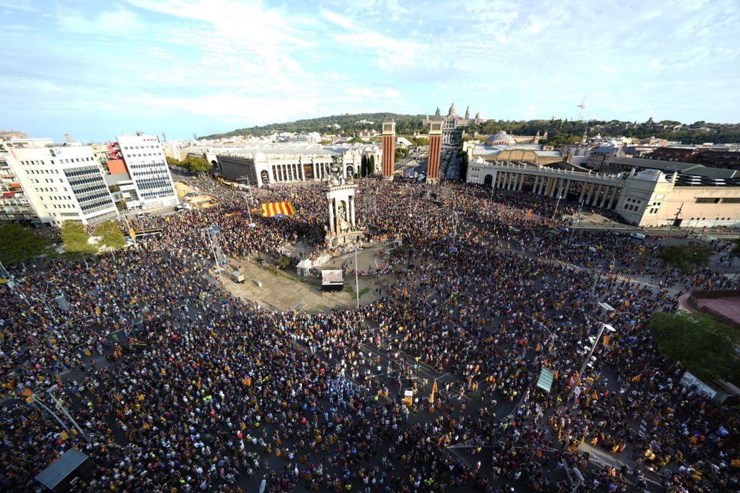 La manifestación de ayer, en la confluencia de las cuatro columnas en la Plaza de España. ENRIC FONTCUBERTA