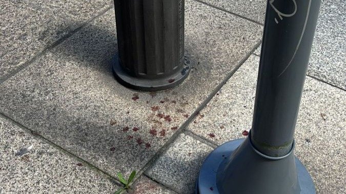 Manchas de sangre que quedaron en la calle San Francisco.