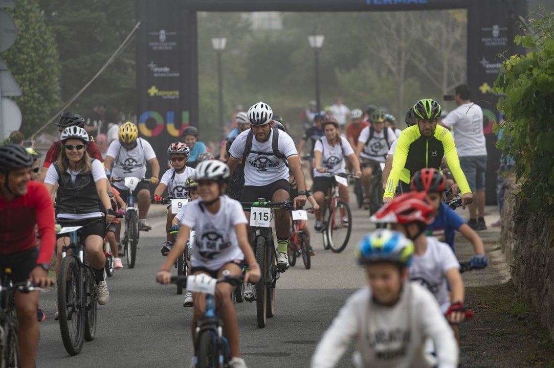 Cicloturistas, cascos y bicicletas, una combinación perfecta en Pereiro de Aguiar, en un Día da Bici que se convirtió en una cita lúdico-deportiva (Foto: Martiño Pinal).