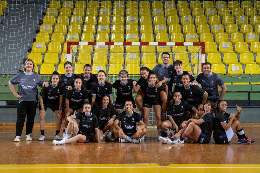 Las jugadoras y el cuerpo técnico del Ourense Ontime, ayer en la central de Os Remedios (Foto: Óscar Pinal).