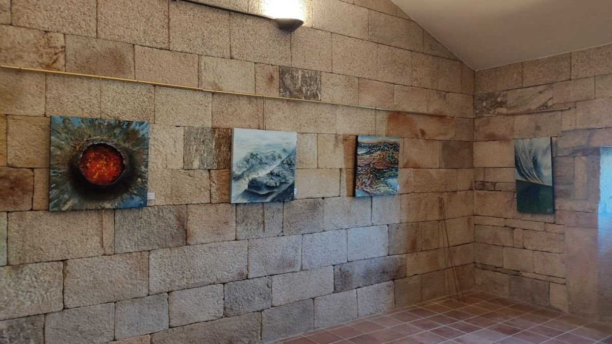 Una de las salas de la exposición de Joaquim Riera en la antigua cárcel de Manzaneda.