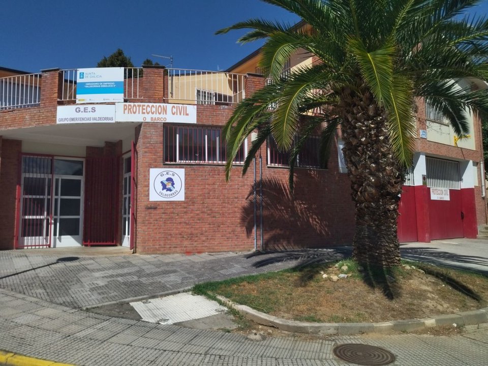 Las puertas de la sede del GES de Valdeorras permanecieron cerradas durante la jornada de ayer.
