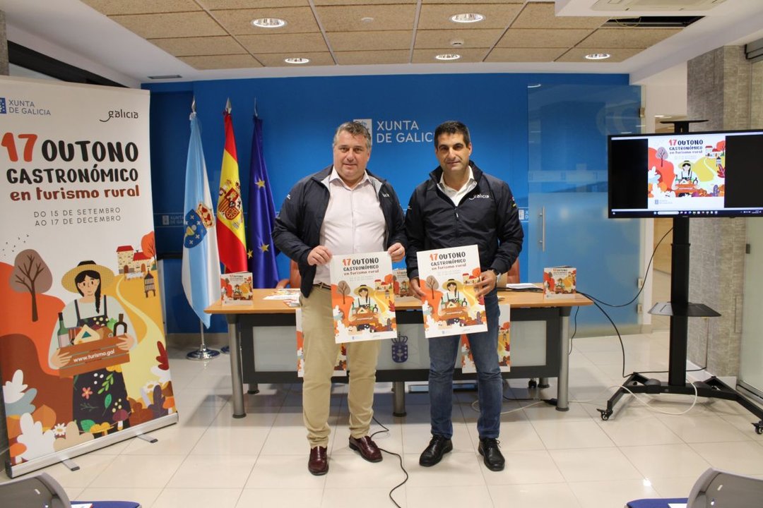 Cecilio Santalices y Gabriel Alén con el cartel del Outono Gastronómico.