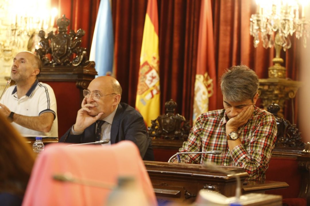 Jácome, Armando Ojea y el interventor, Gonzalo Alonso, ayer en un pleno del Concello de Ourense (Marcos Atrio).