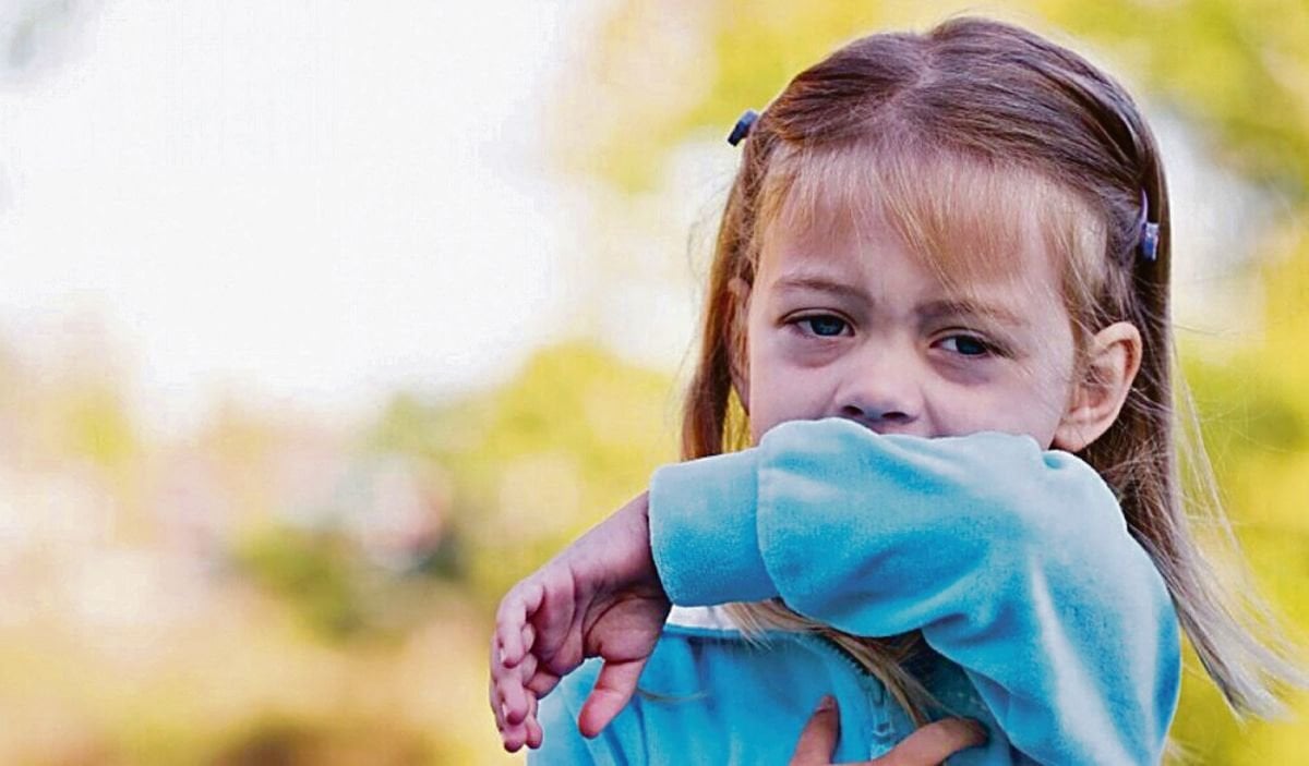 Una niña estornudando (Foto: Europa Press).