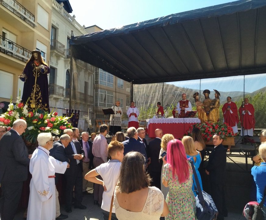 El obispo de Astorga ofició la misa de la Praza Maior de O Barco, tras las imágenes del Nazareno y el Padre Eterno.