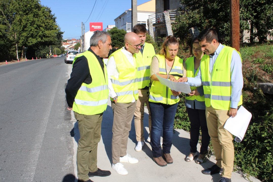Lino González, José Manuel Iglesias y Gabriel Alén con los técnicos de las obras de la senda peatonal en O Carballiño