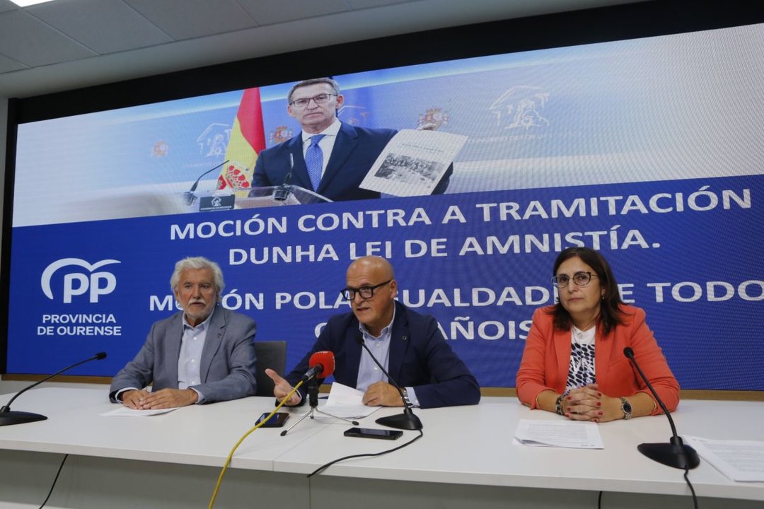 Rosendo Fernández, Manuel Baltar e Ana Villarino durante a rolda de prensa.