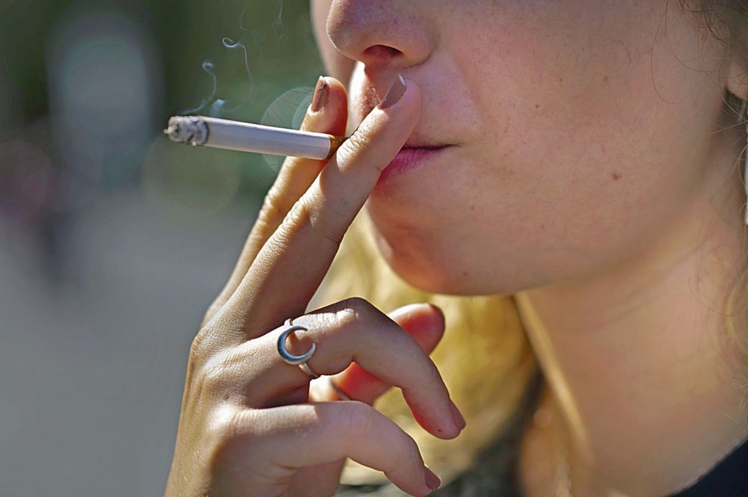 Una mujer fumando un cigarrillo. MARTIÑO PINAL