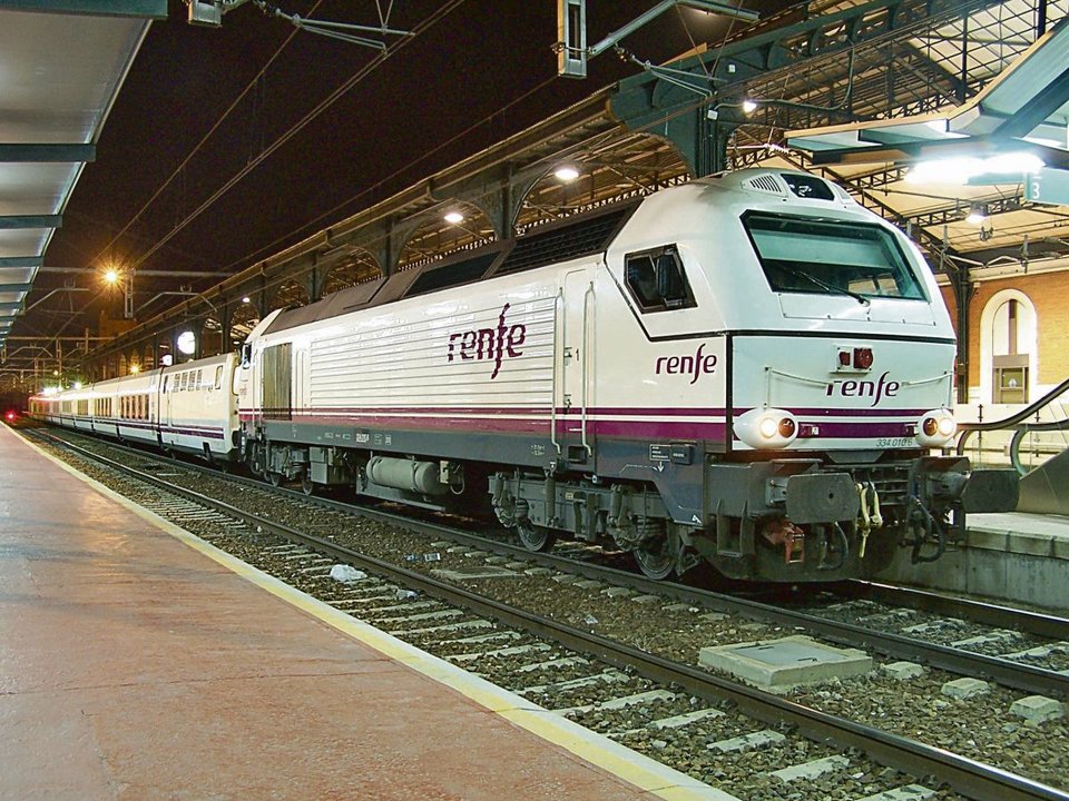 El Sud express circuló por última vez en marzo de 2020. Por Ourense reducirá a la mitad el tiempo de viaje.