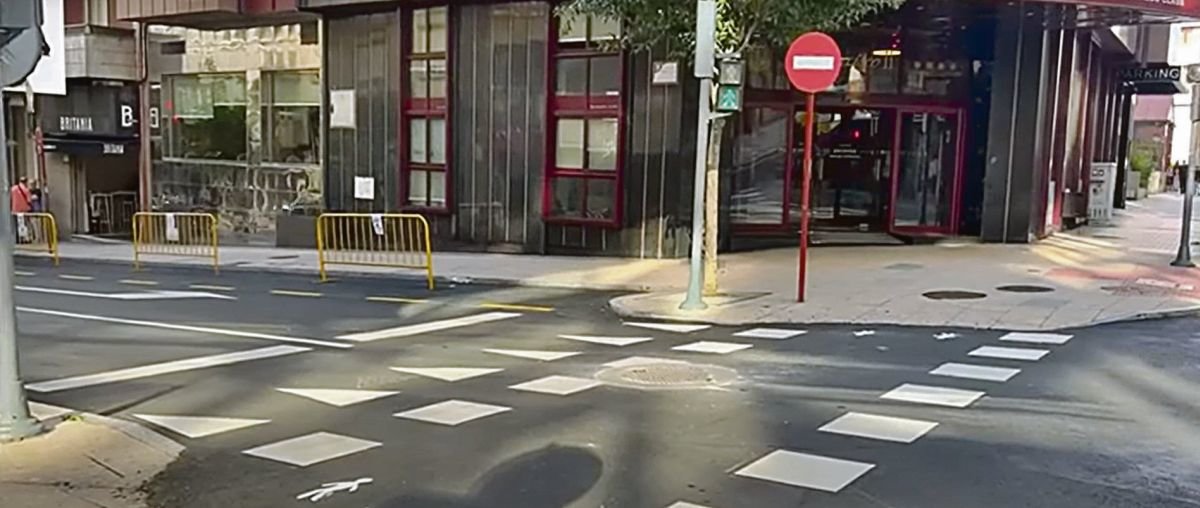 El Concello de Ourense está pintando nuevos pasos de cebra en la ciudad en las zonas donde se han realizado obras, pero  los expertos en materia de seguridad vial de Fetevi advierten que el modelo no se ajusta a la normativa vigente.
