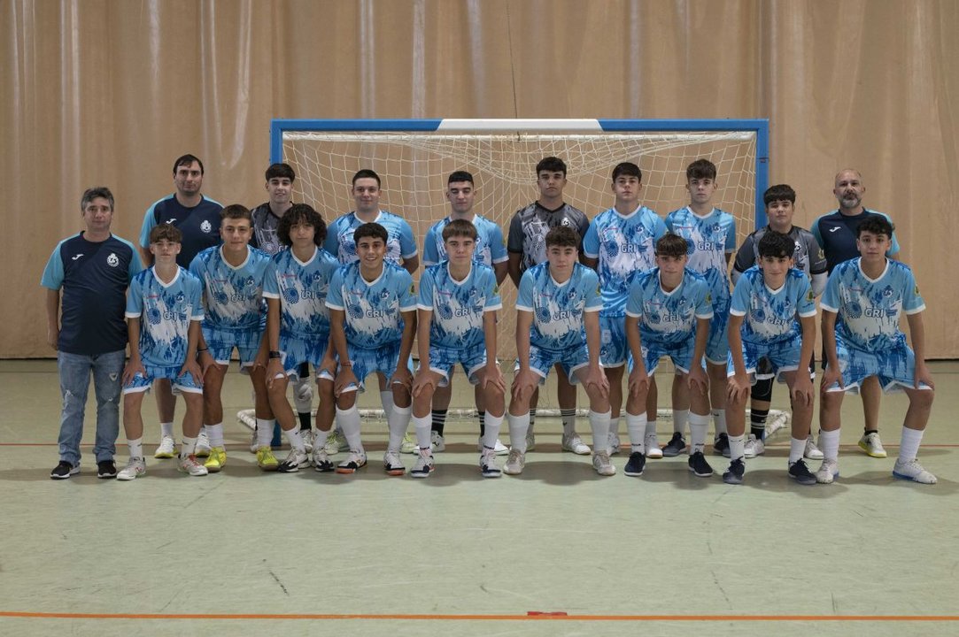 Los integrantes de la plantilla y el cuerpo técnico del juvenil del Gri Carballiño FS, conjunto que esta semana hace historia con su debut en la División de Honor del fútbol sala nacional (Foto: Martiño Pinal).