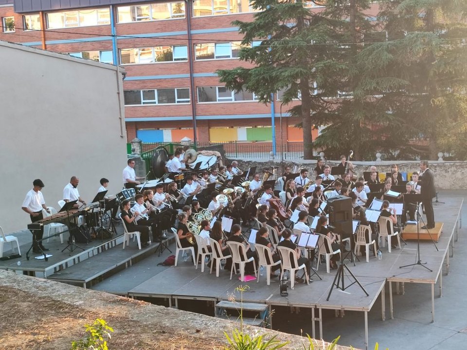 La Banda Unión Musical de Allariz durante su actuación este verano en Valencia.