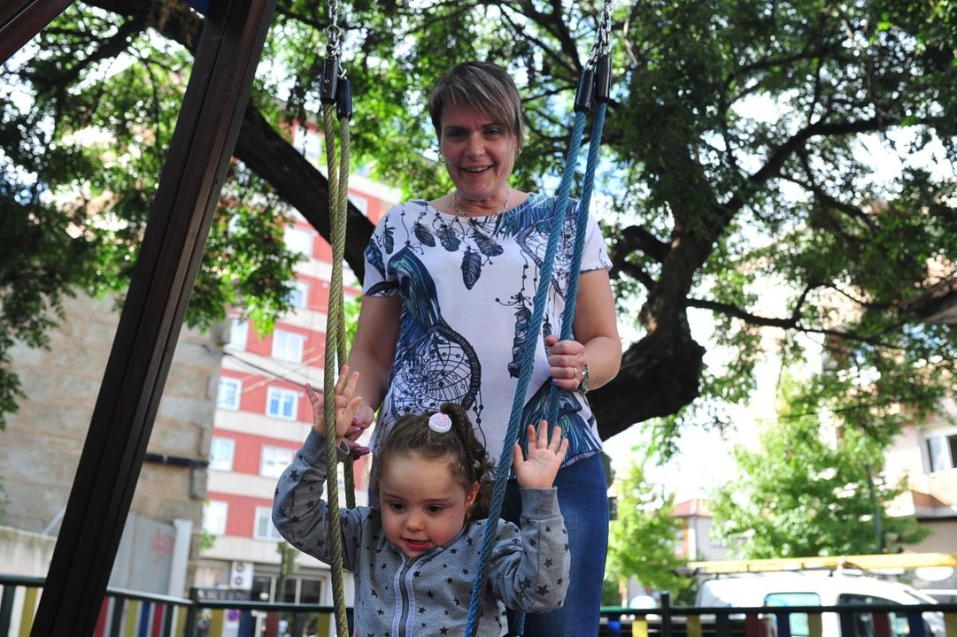 Conchy Rodríguez juega en el parque con su hija, Cristina, diagnosticada de la enfermedad rara Syngap1. JOSÉ PAZ