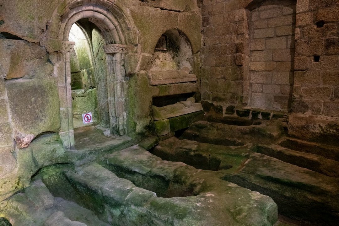 Zona de los sepulcros, en el interior del monasterio de San Pedro de Rocas (Foto: Óscar Pinal).